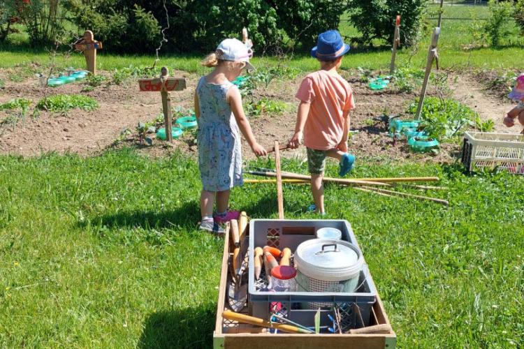 Gartenkinder mit Leiterwagen